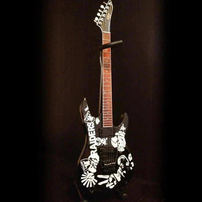SLAYER - JEFF HANNEMAN - SIGNATURE RAIDERS TRIBUTE MINI GUITAR - Image 2
