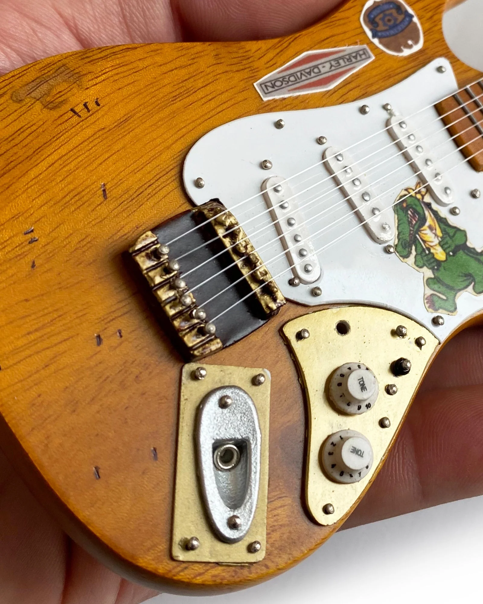 JERRY GARCIA™ ALLIGATOR™ GRAHAM NASH TRIBUTE MINI GUITAR FENDER™ STRAT™ REPLICA - OFFICIALLY LICENSED - Image 2