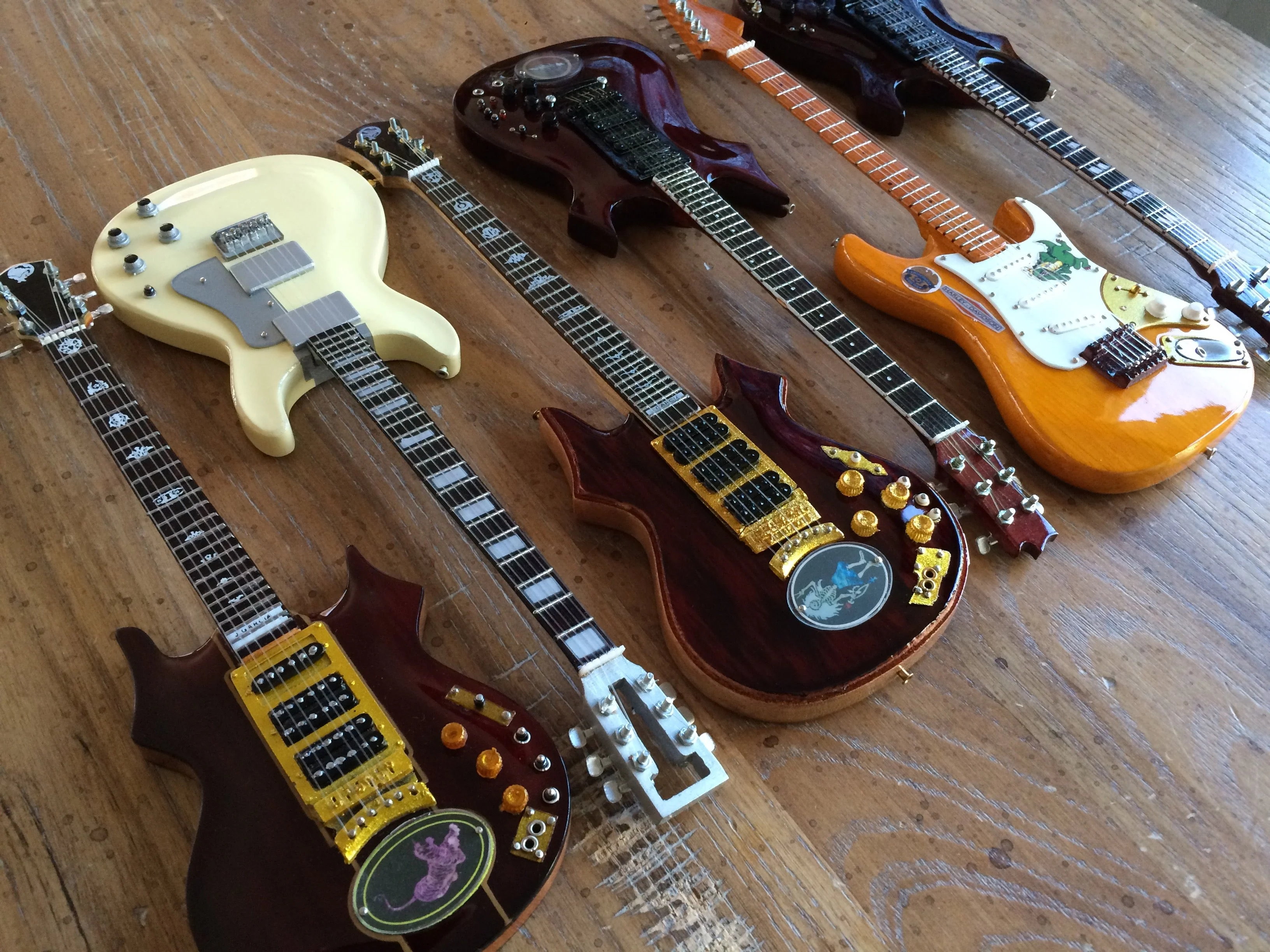 JERRY GARCIA™ TRIBUTE - SET OF 6 SIGNATURE MINI GUITAR REPLICA COLLECTIBLES - Image 2