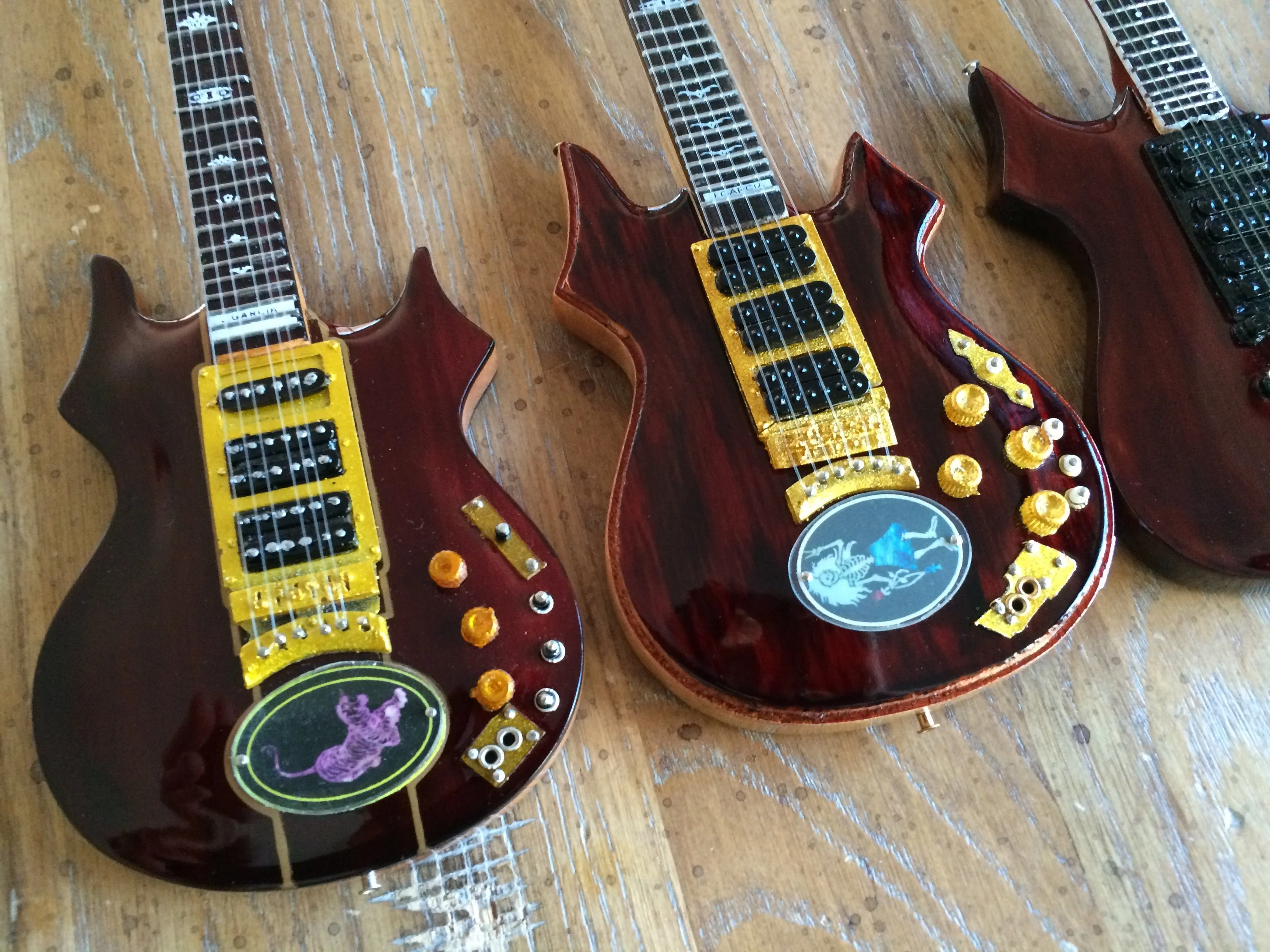 JERRY GARCIA™ TRIBUTE - SET OF 6 SIGNATURE MINI GUITAR REPLICA COLLECTIBLES - Image 3