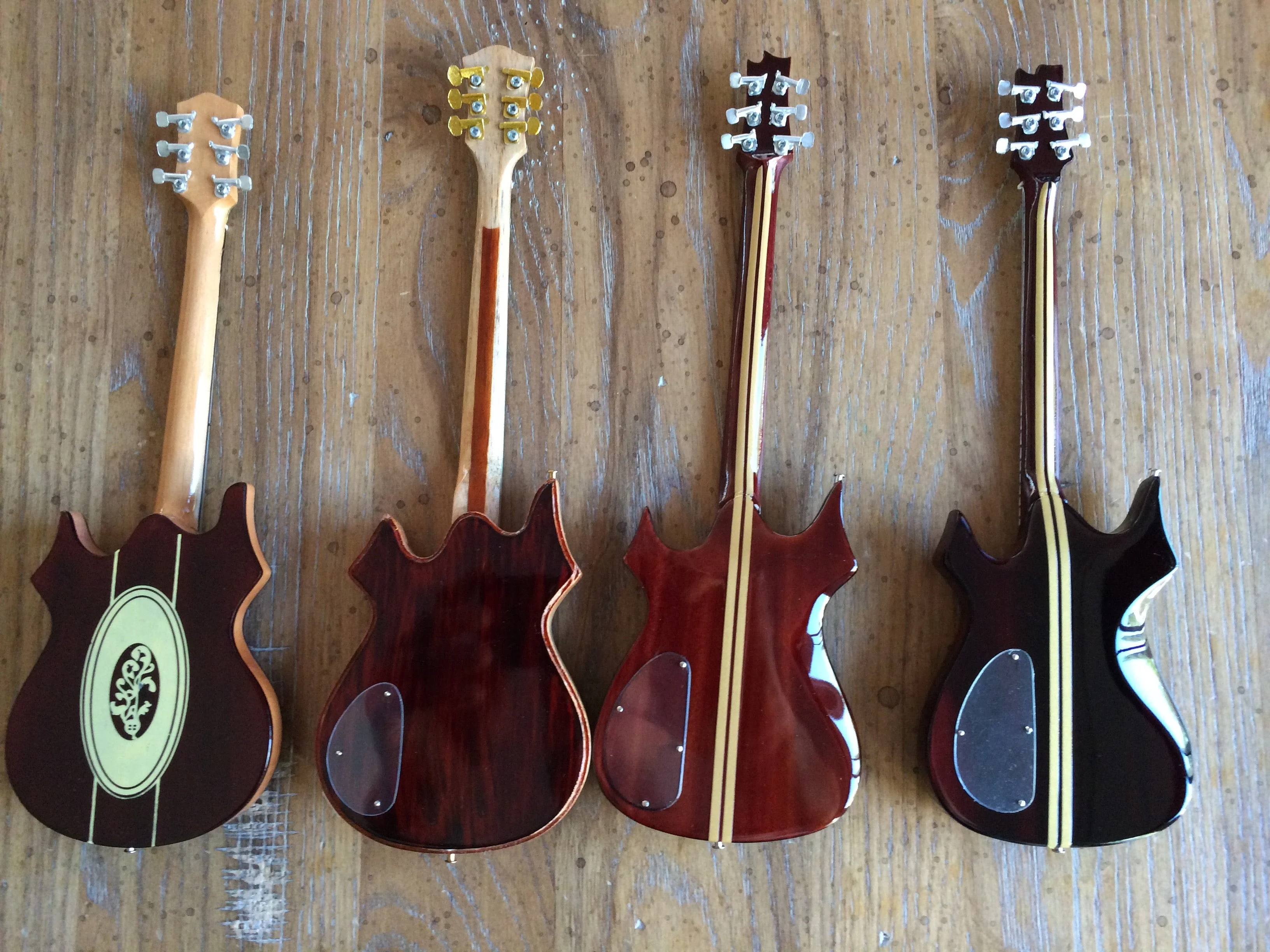 JERRY GARCIA™ TRIBUTE - SET OF 6 SIGNATURE MINI GUITAR REPLICA COLLECTIBLES - Image 4