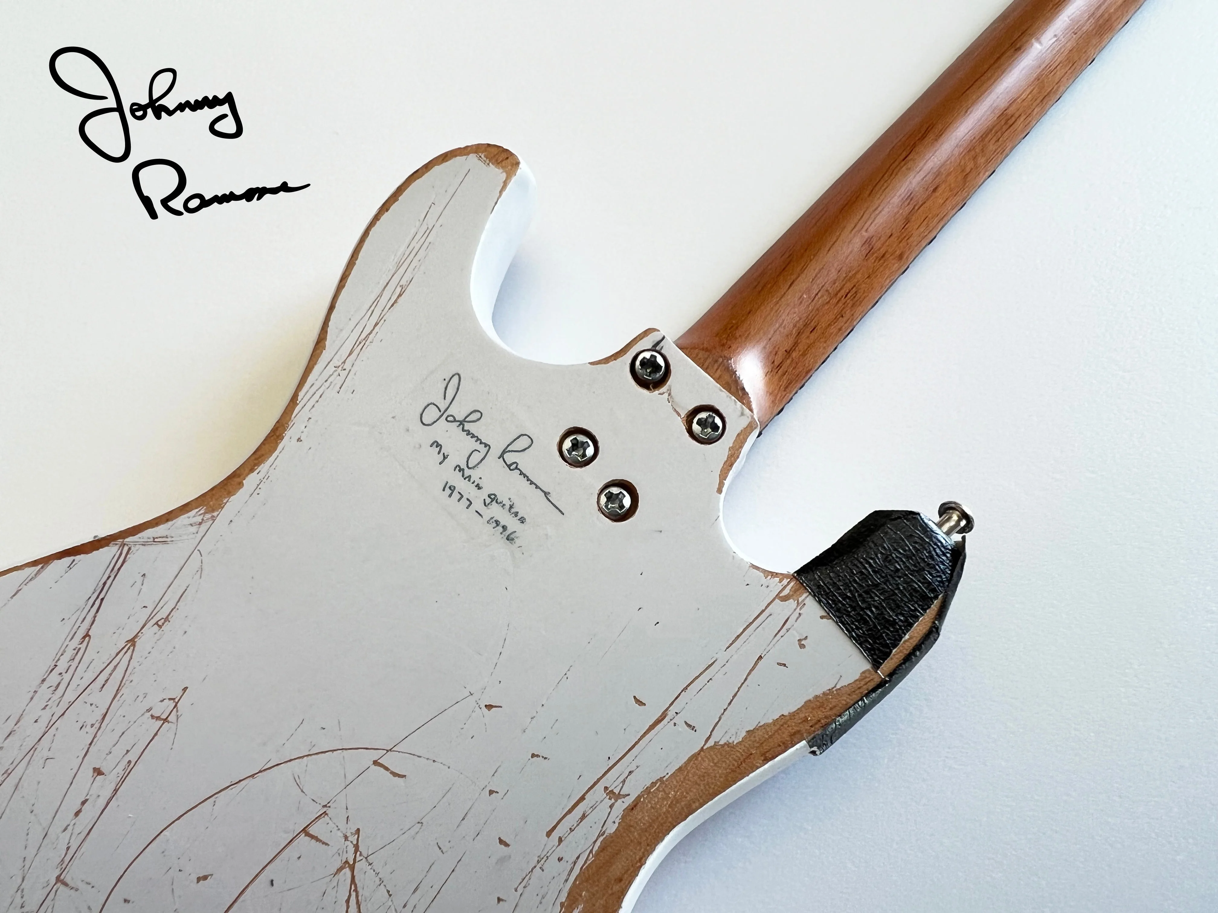 JOHNNY RAMONE SIGNATURE 1965 MOSRITE VENTURES II MINI GUITAR MODEL - Image 5