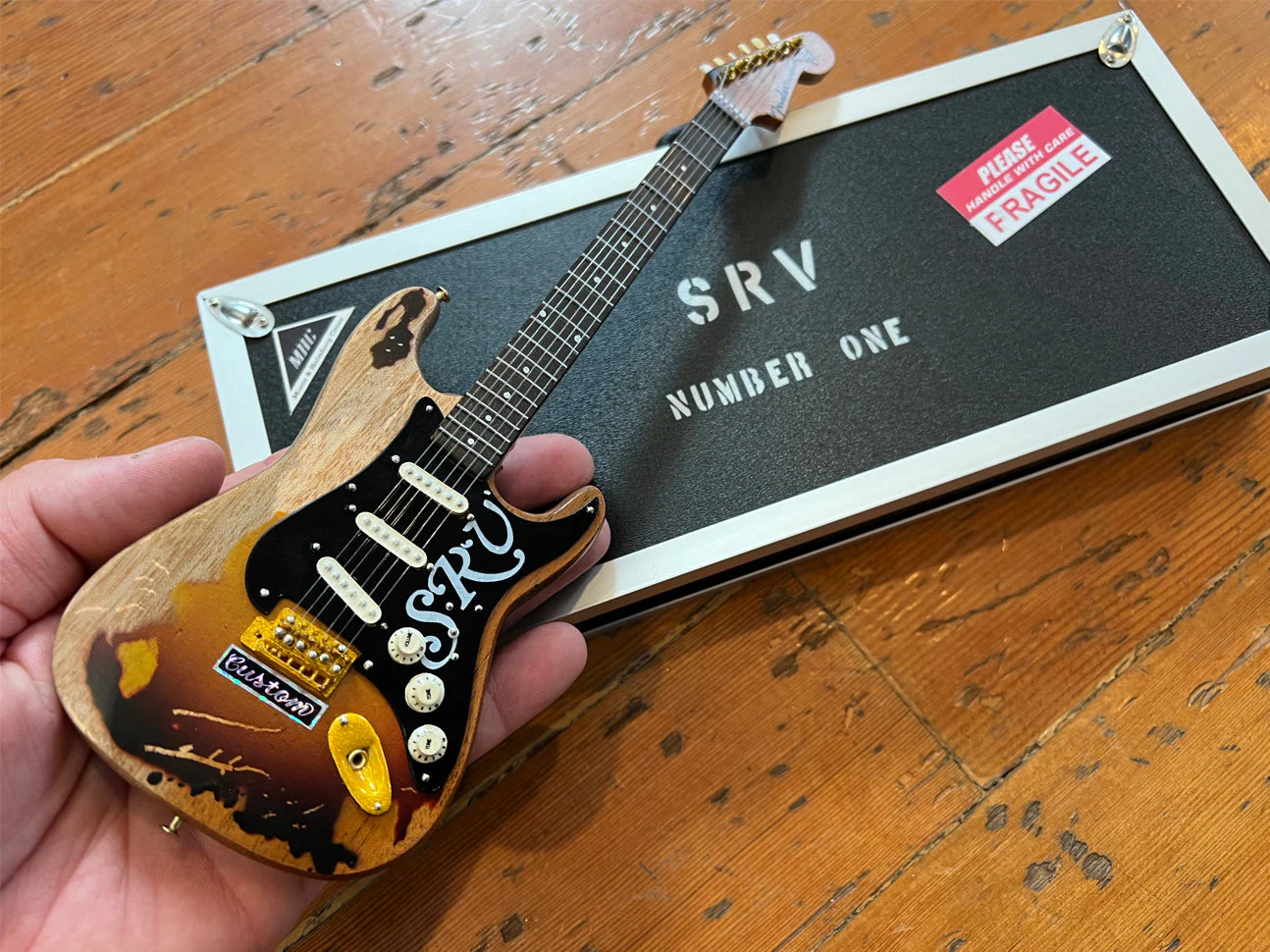 MINI CASE & GUITAR STEVIE RAY VAUGHAN SRV #1 DISTRESSED MINI FENDER™ STRAT™ GUITAR REPLICA - Image 4