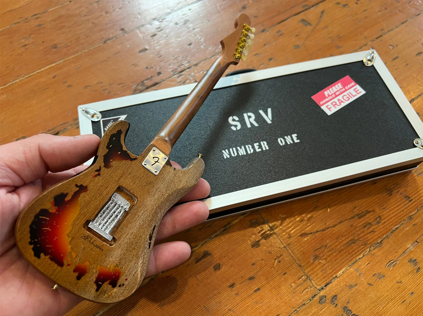 MINI CASE & GUITAR STEVIE RAY VAUGHAN SRV #1 DISTRESSED MINI FENDER™ STRAT™ GUITAR REPLICA - Image 5