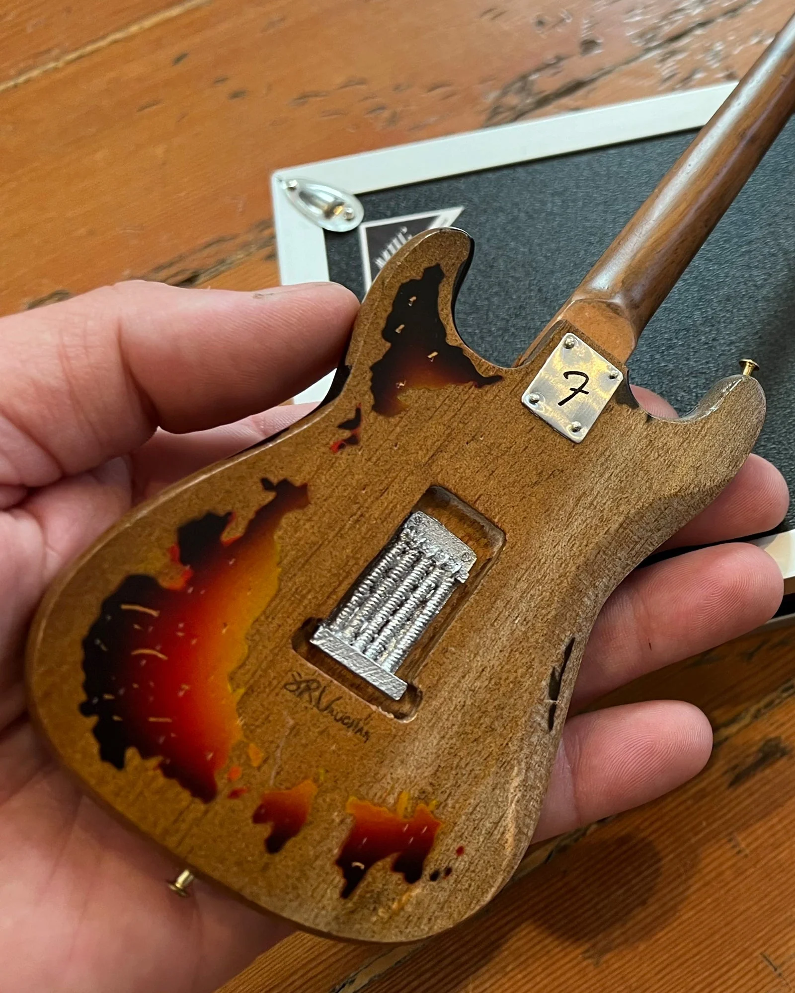 MINI CASE & GUITAR STEVIE RAY VAUGHAN SRV #1 DISTRESSED MINI FENDER™ STRAT™ GUITAR REPLICA - Image 6
