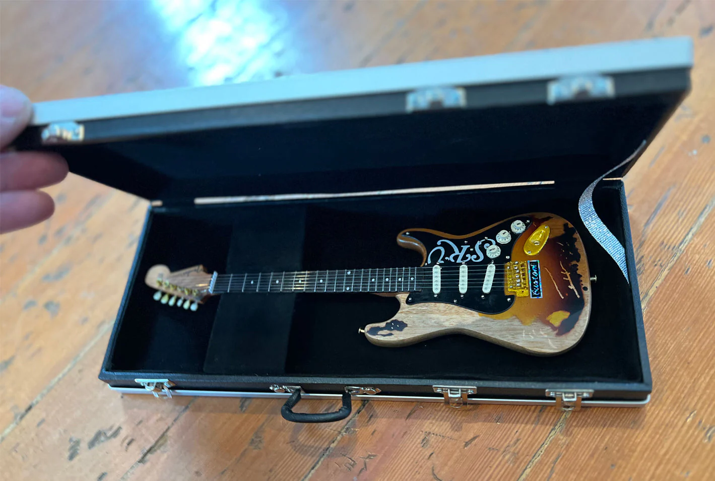 MINI CASE & GUITAR STEVIE RAY VAUGHAN SRV #1 DISTRESSED MINI FENDER™ STRAT™ GUITAR REPLICA - Image 7