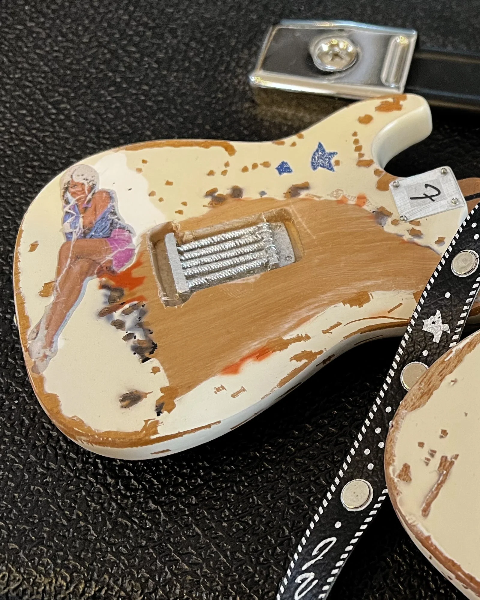 OFFICIAL SIGNATURE JIMMIE VAUGHAN - CUSTOM VINTAGE MINI FENDER™ STRAT™ GUITAR REPLICA - Image 2