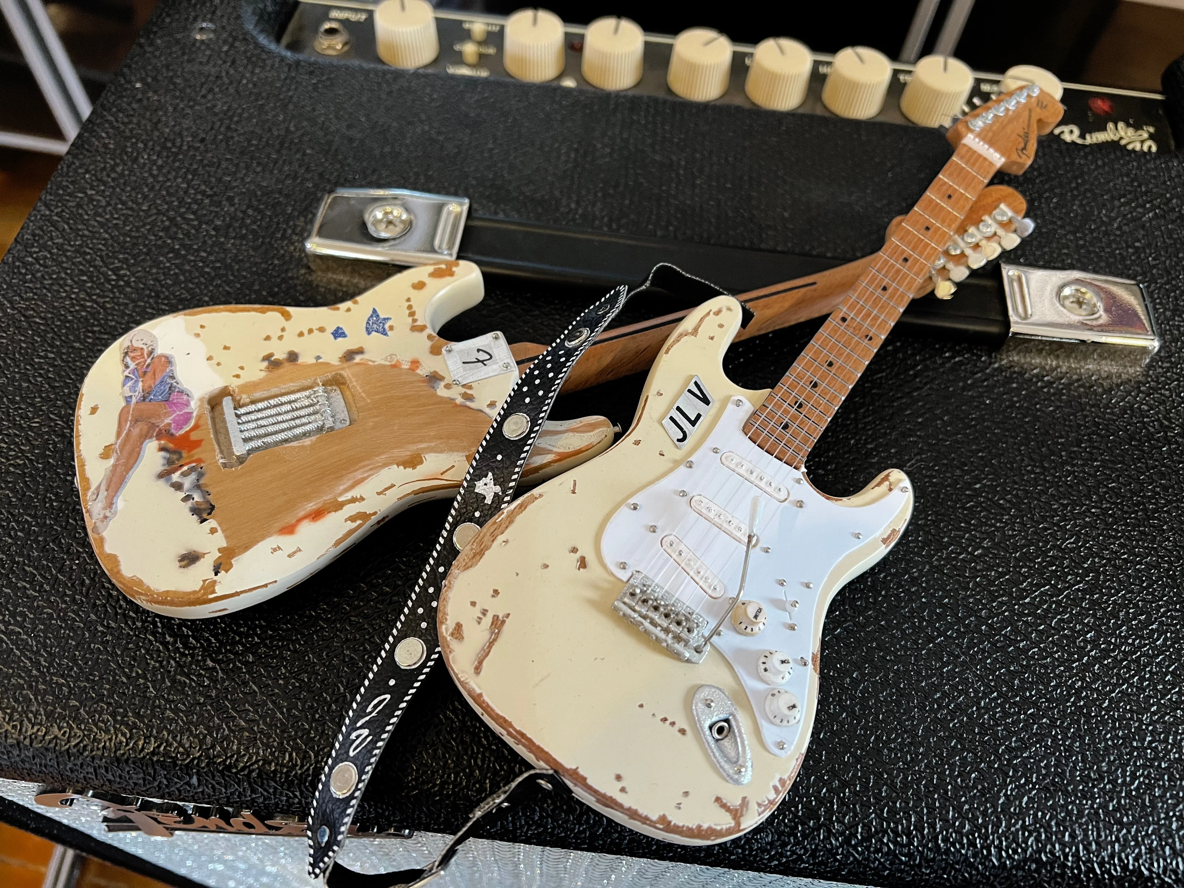 OFFICIAL SIGNATURE JIMMIE VAUGHAN - CUSTOM VINTAGE MINI FENDER™ STRAT™ GUITAR REPLICA - Image 3