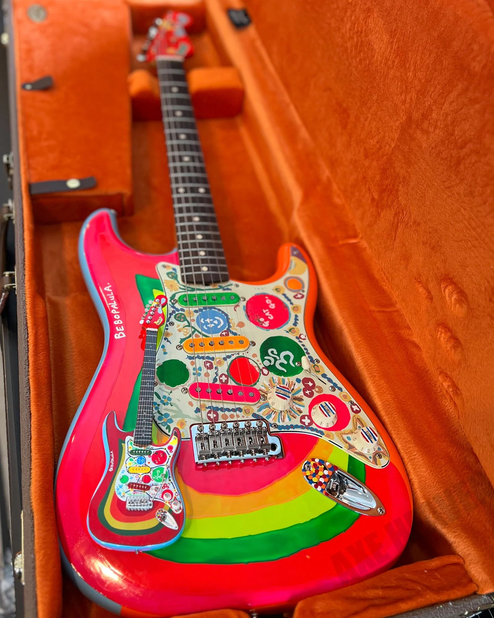 OFFICIALLY LICENSED GEORGE HARRISON FENDER™ STRAT™ ROCKY MINI GUITAR REPLICA - FAB FOUR - Image 2