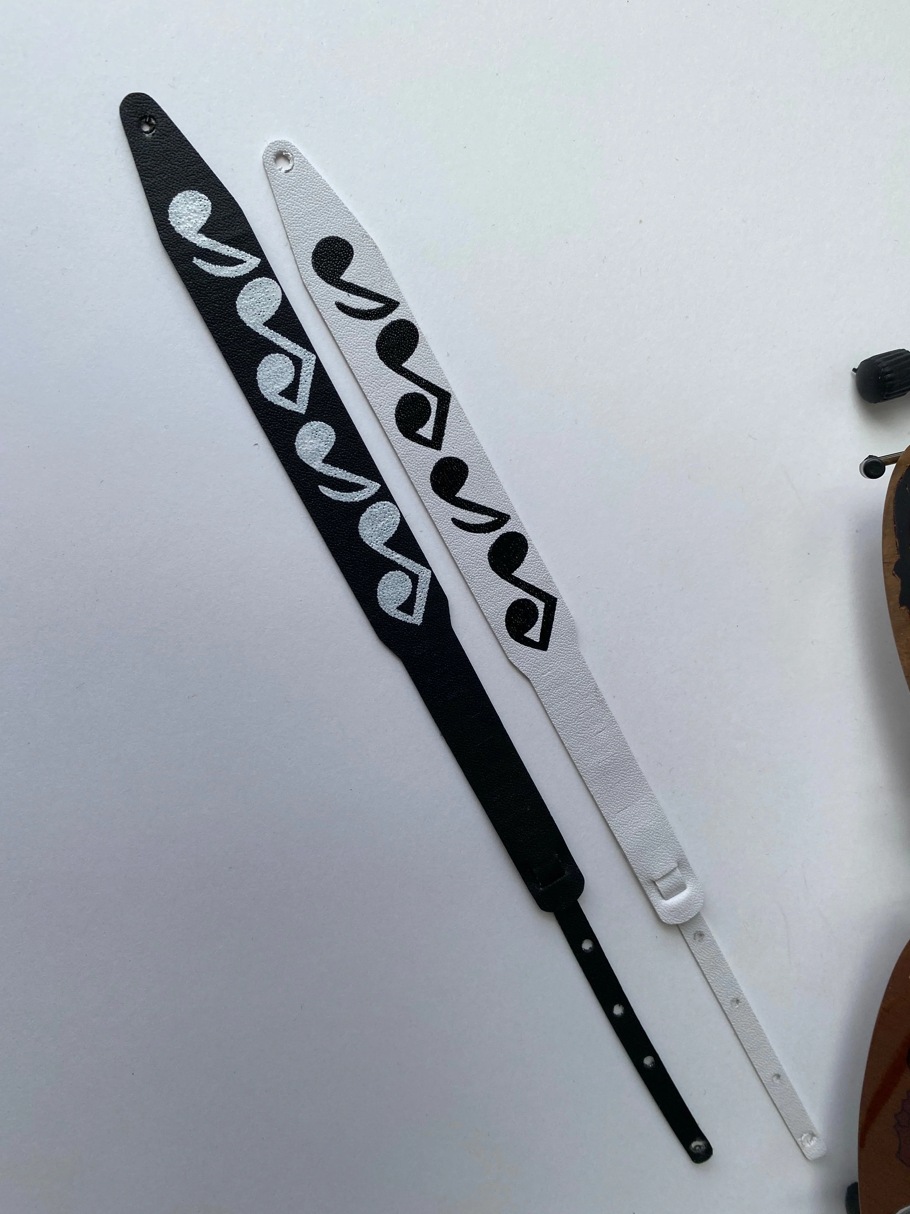 STEVIE RAY VAUGHAN MINI GUITAR STRAP - SRV MUSICAL NOTE WHITE STRAP - AXE HEAVEN® - Image 2