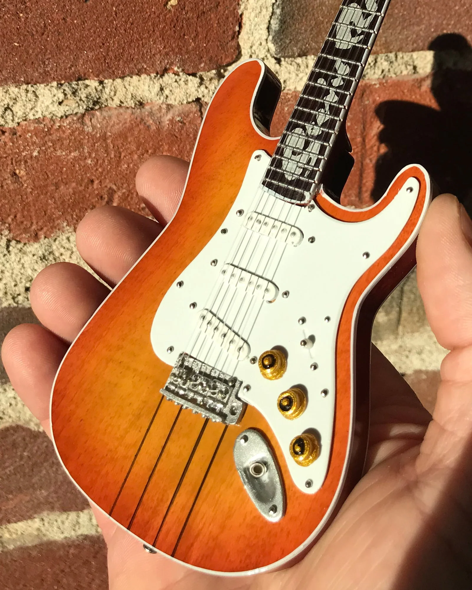 STEVIE RAY VAUGHAN SIGNATURE HAMILTONE MINIATURE GUITAR REPLICA - Image 3